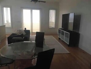 TV - Luxury DOWNTOWN/ Mt. Adams SPECTACULAR VIEWS! NO CLEANING FEES!  (Cincinnati)