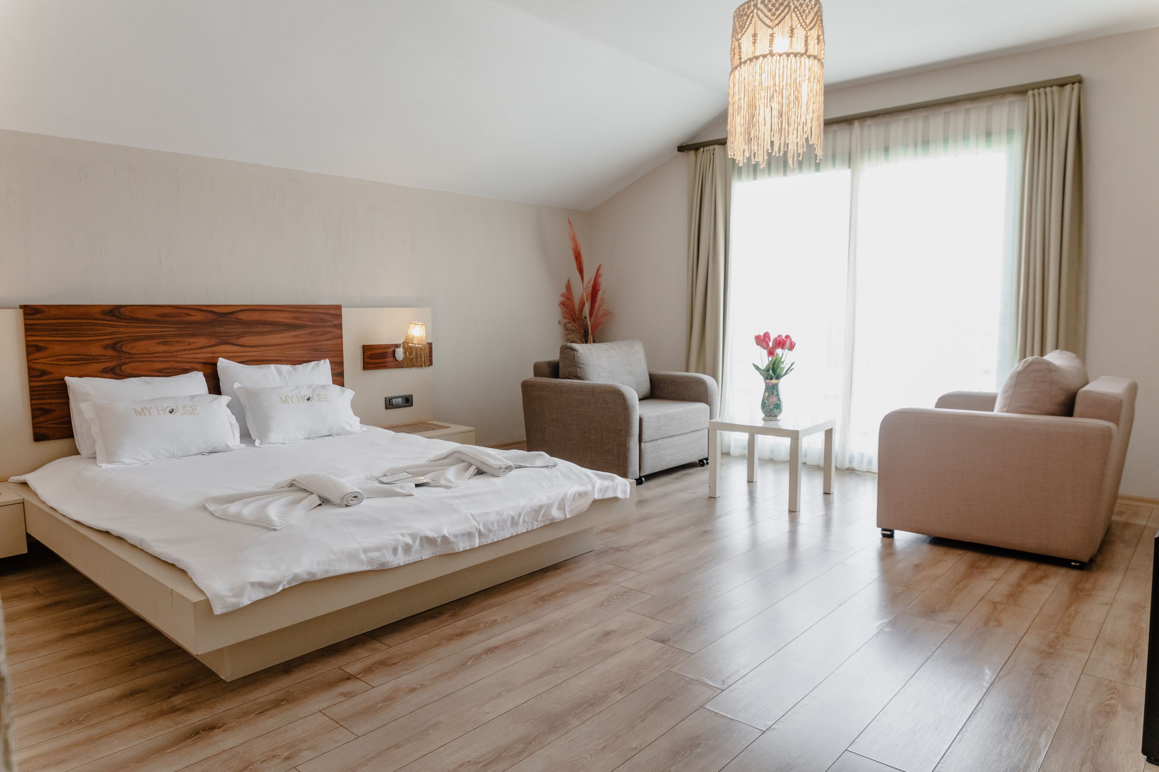 deluxe oda | 1 bedroom, select comfort beds, individually decorated