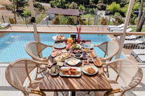 朝食 (オーダー形式)、毎日提供 (無料)