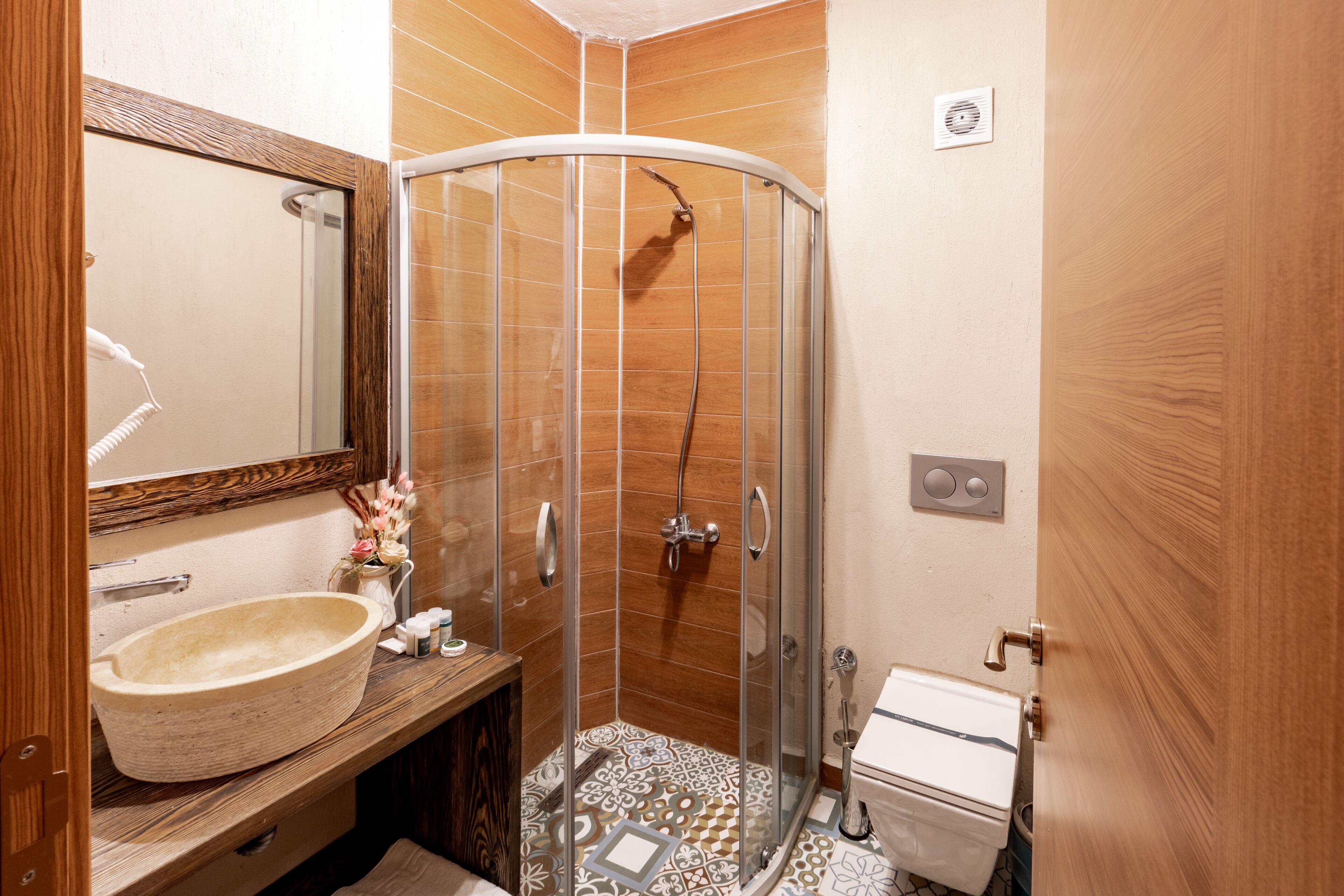 standard oda | bathroom amenities | shower, free toiletries, hair dryer, towels