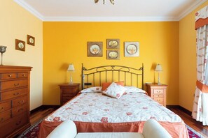 3 habitaciones, tabla de planchar con plancha, wifi y ropa de cama 