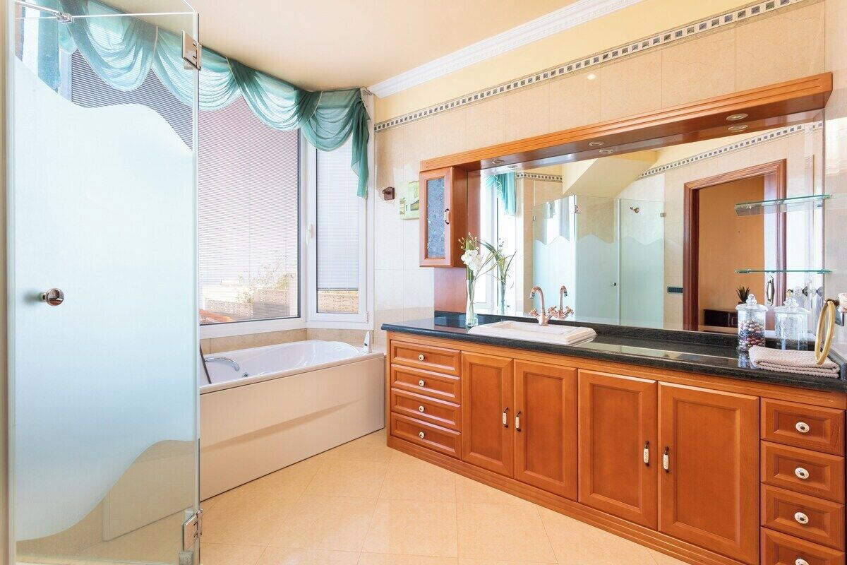 Bathtub, towels