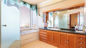 Bathtub, towels