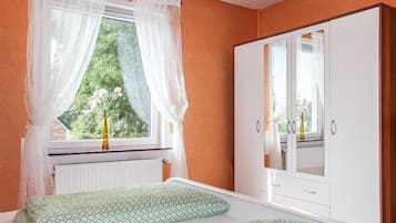 2 bedrooms, travel crib, free WiFi, bed sheets