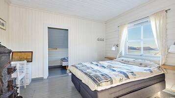 5 bedrooms, WiFi, bed sheets