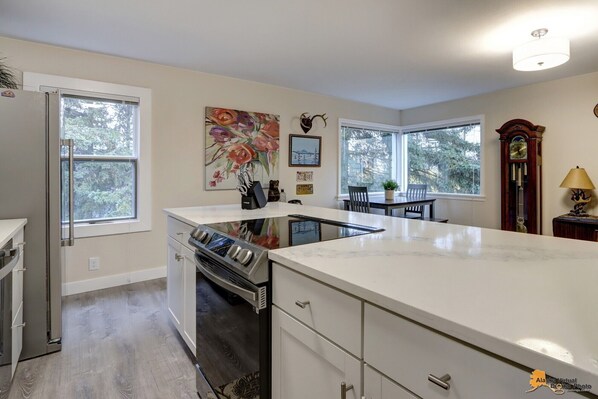 Refrigerador, microondas, horno y parrilla de estufa 