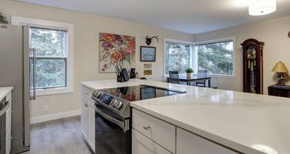 Private Cottage-5 min. walk to Park Strip, Coastal Trail, Restaurants