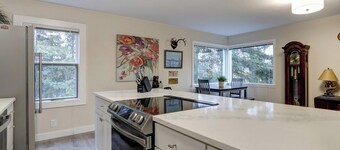 Private Cottage-5 min. walk to Park Strip, Coastal Trail, Restaurants