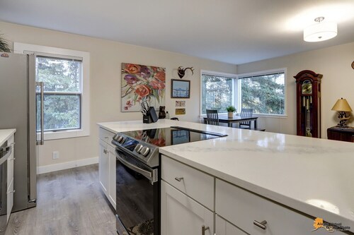 Private Cottage-5 min. walk to Park Strip, Coastal Trail, Restaurants