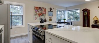 Private Cottage-5 min. walk to Park Strip, Coastal Trail, Restaurants