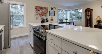 Private Cottage-5 min. walk to Park Strip, Coastal Trail, Restaurants