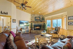 Smart TV, chimenea, reproductor de DVD y futbolito 