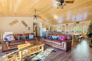 Smart TV, fireplace, table football - Majestic Views - Game room. Stunning Views. 2 car garage (Big Bear Lake)