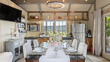 Køleskab, mikrobølgeovn, ovn, kogeplade