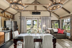 Älytelevisio, takka, kirjoja