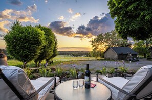 Outdoor dining - Tuscany Styled Open Beamed Retreat on South Hill with Gorgeous Mountain Views (Spokane)