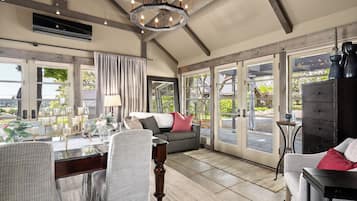 Smart TV, chimenea y libros