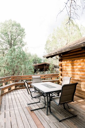 Outdoor dining - 🌲Log cabin in Payson. Fast Wifi. Large Patio. Long term discounts. (Payson)