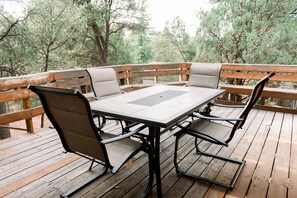 Outdoor dining - 🌲Log cabin in Payson. Fast Wifi. Large Patio. Long term discounts. (Payson)
