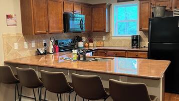 雪櫃、微波爐、焗爐、爐具