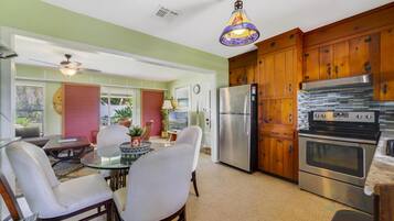 Een koelkast, een magnetron, een oven, een kookplaat