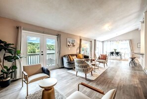 Smart TV, fireplace, video games - Sunny Deck ALL Rooms w/LAKE VIEW (Snellville)