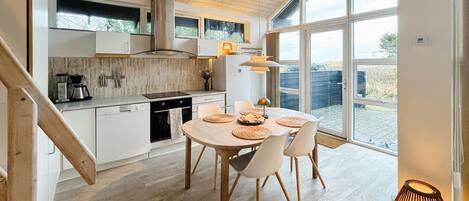 冷蔵庫、コンロ、食器洗い機、コーヒー / ティーメーカー