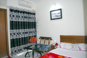 2 bedrooms, desk, WiFi - Marry House (Dhaka)
