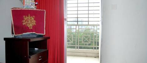 2 bedrooms, desk, WiFi