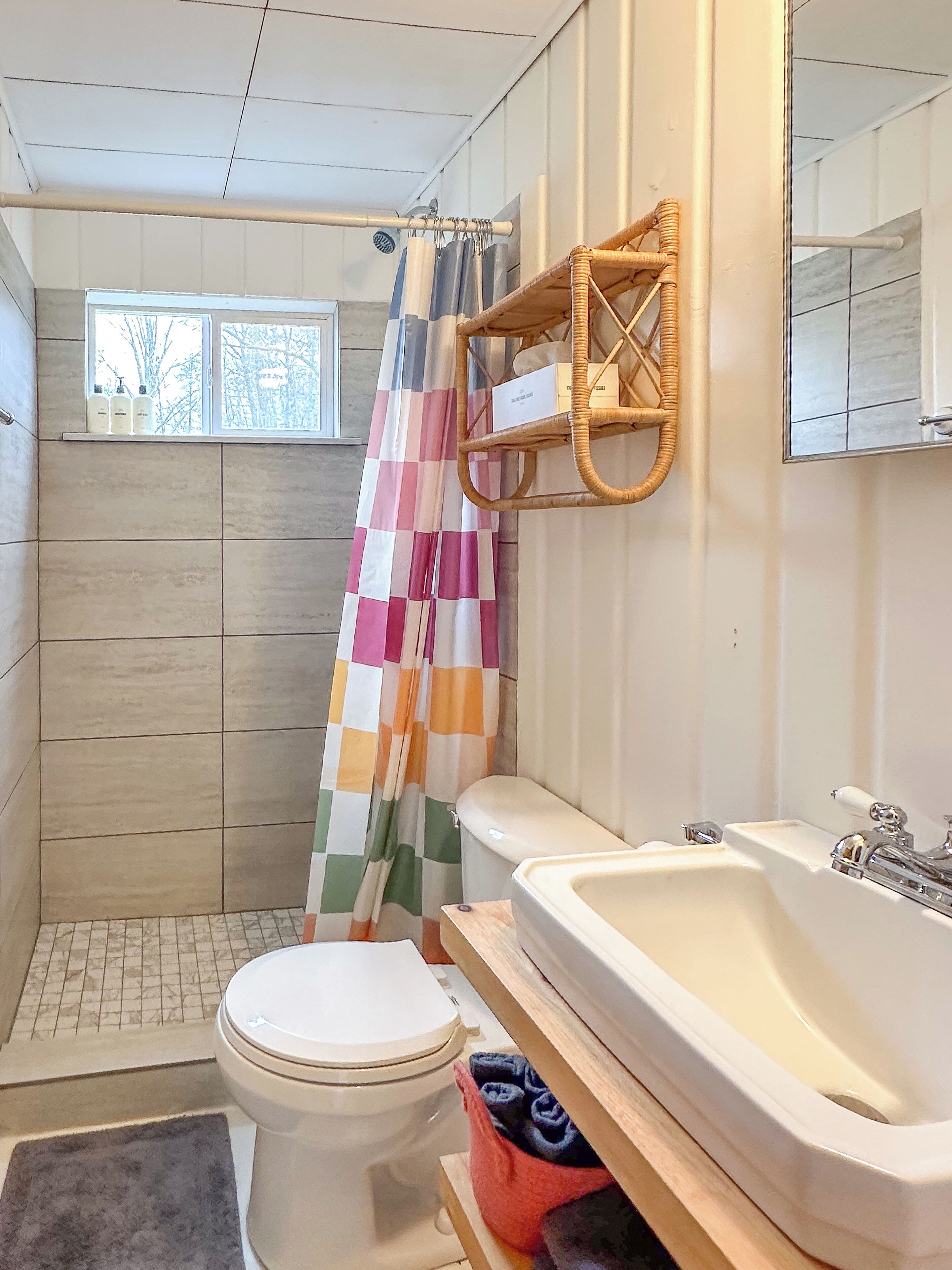 Combined shower/bathtub, eco-friendly toiletries, hair dryer, towels