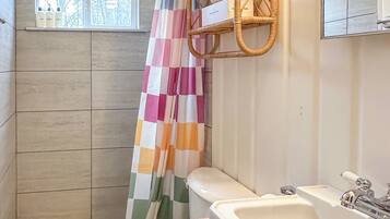 Combined shower/bathtub, eco-friendly toiletries, hair dryer, towels