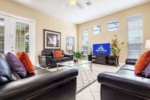 Smart TV, reproductor de DVD, futbolito y libros 