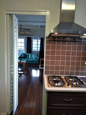 Fridge, microwave, oven, stovetop - At the Centre of Gallery Walk, Tamborine Mountain (Eagle Heights)