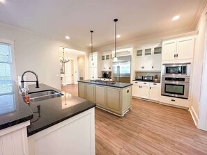 Refrigerador, microondas, horno, placa de cocina