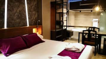 Suíte estúdio luxo | Cofres nos quartos, espaço de trabalho para notebook, cortinas blackout