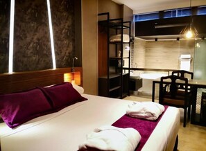 Deluxe Studio Suite | In-room safe, laptop workspace, blackout drapes, iron/ironing board - Hotel Las Lomas (Lima)