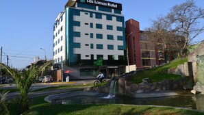 A hotel with a modern design, a water feature, and a clear sky. - Hotel Las Lomas (Lima)
