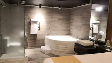 Suite estudio Deluxe | Baño | Amenidades de baño gratuitas, secadora de cabello, piso con calefacción