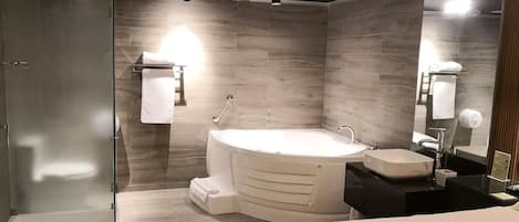 Deluxe Studio Suite | Bathroom