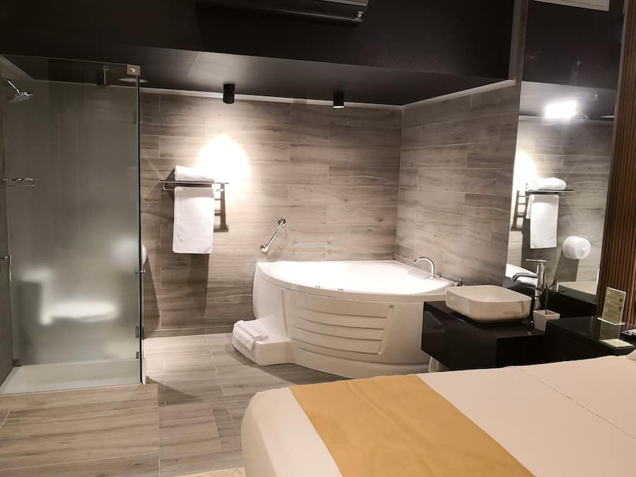 Studiosuite – deluxe | Bad | Toalettartikler (inkludert), hårføner, oppvarmet badegulv og håndklær