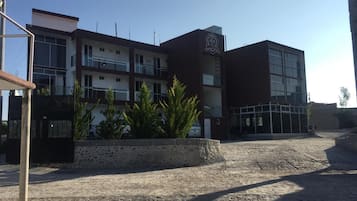 Vista frontal de la propiedad