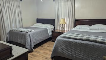 3 habitaciones, escritorio, tabla de planchar con plancha y wifi
