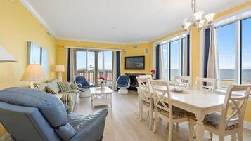 TV connectée, cheminée, livres