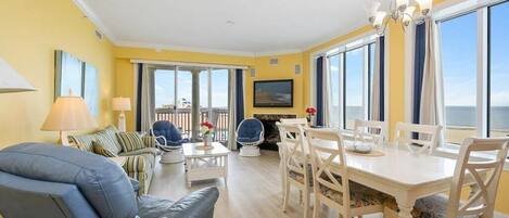 TV connectée, cheminée, livres