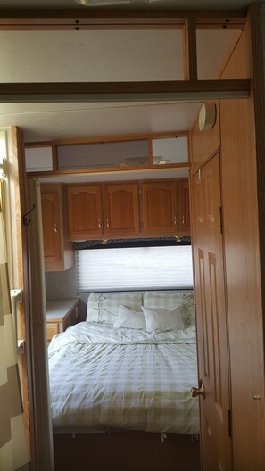 1 bedroom, bed sheets