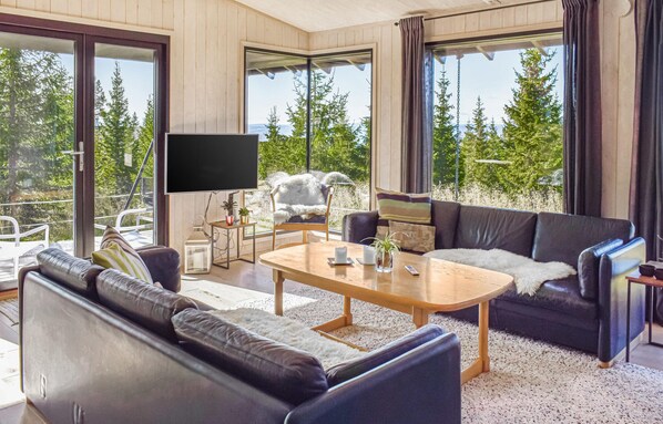 TV, fireplace - Beautiful home in øyer with sauna (Øyer)