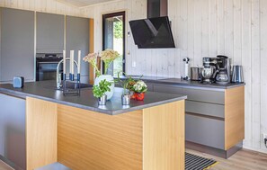 Kjøleskap, ovn, kokeplater og oppvaskmaskin