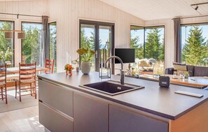 TV, fireplace - Beautiful home in øyer with sauna (Øyer)