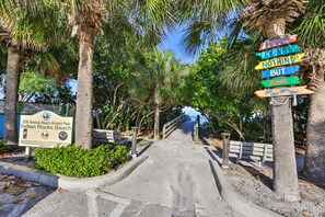 Property grounds - 100 Steps to Indian Rocks Beach, Cozy 2BR/1BA condo. A perfect beachside escape! (Indian Rocks Beach)