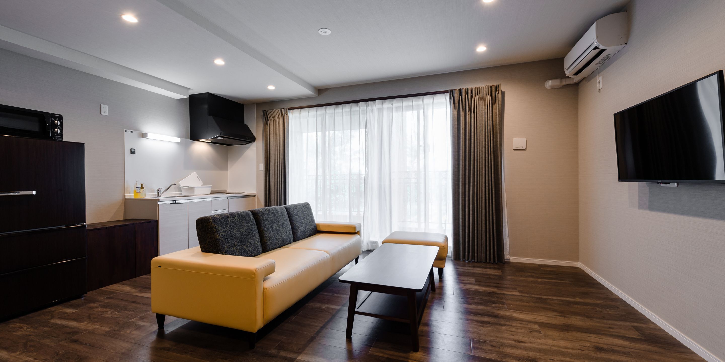 Kondominium Desain, 3 kamar tidur, Bebas Asap Rokok | 3 kamar tidur, dilengkapi dengan perabotan berbeda-beda, dan meja kerja